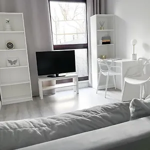 Metro, Apartament 3 Pokoje Z Ogrodkiem 80m2 Apartament Warszawa